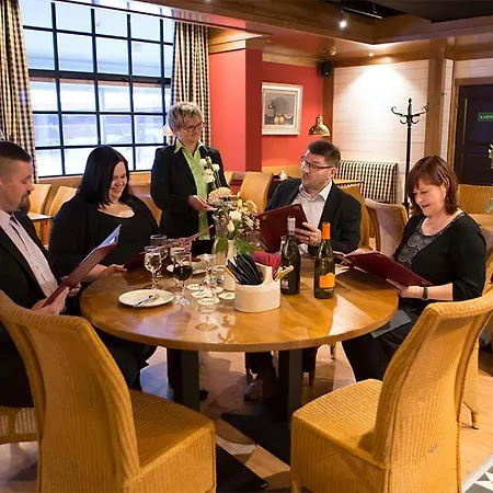 Finlandia Isovalkeinen מלון